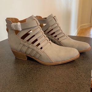 Never worn lulus booties size 7